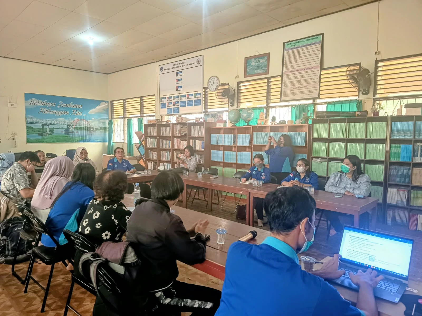 Rapat Tenaga Kependidikan SMP Negeri 8 Palangka Raya di Perpustakaan Simpei Karuhei